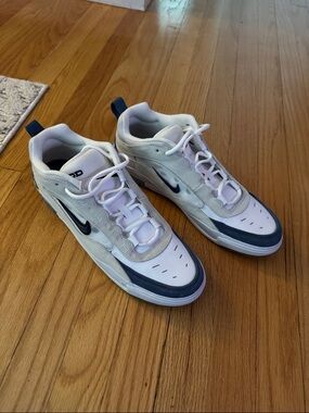 Nike Men's White and Navy Low-Top Sneakers with Black Swoosh